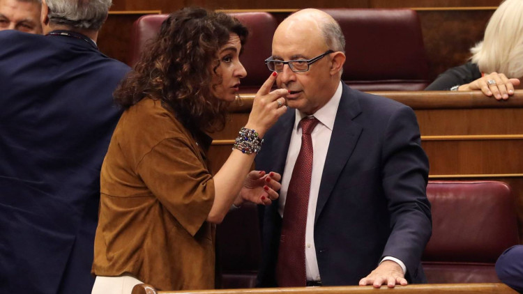 La ministra d'Hisenda María Jesús Montero i l'ex ministre Cristóbal Montoro al Congrés dels Diputats. EFE