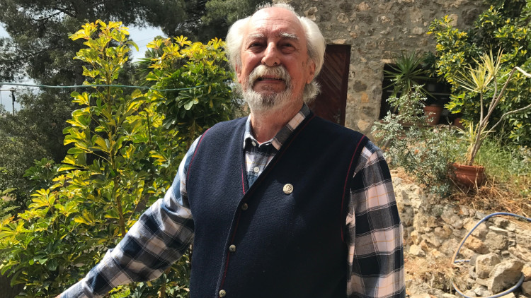 José Moreira da Silva amb la insígnia de l'MFA, el Moviment de les Forces Armades que es va aixecar el 25 d'abril de 1974