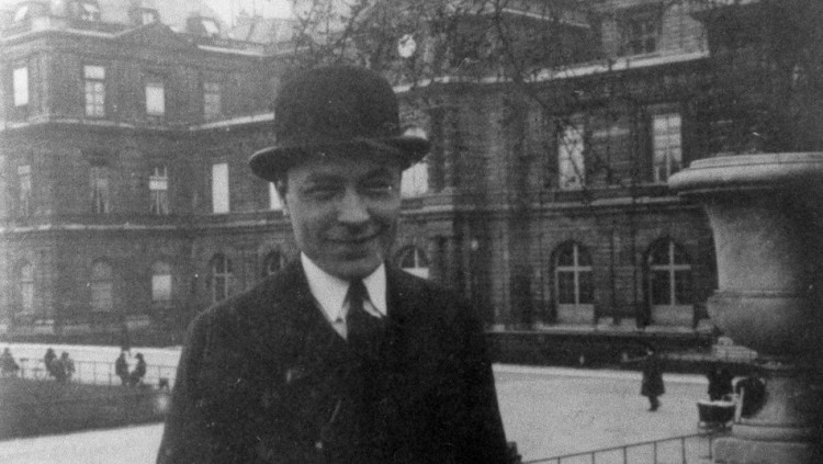 Josep Pla, davant el Palau de Luxemburg de París, l'any 1920.. Fundació Josep Pla