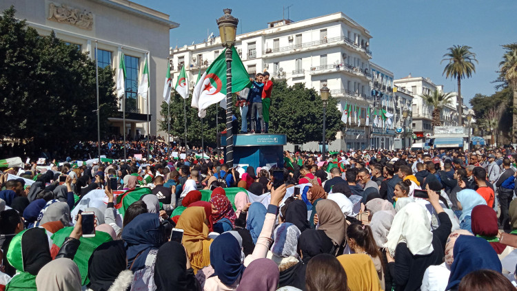 A Algèria la gent torna a sortir als carrers a centenars de milers. Les protestes semblen una nova edició de les revoltes de fa vuit anys