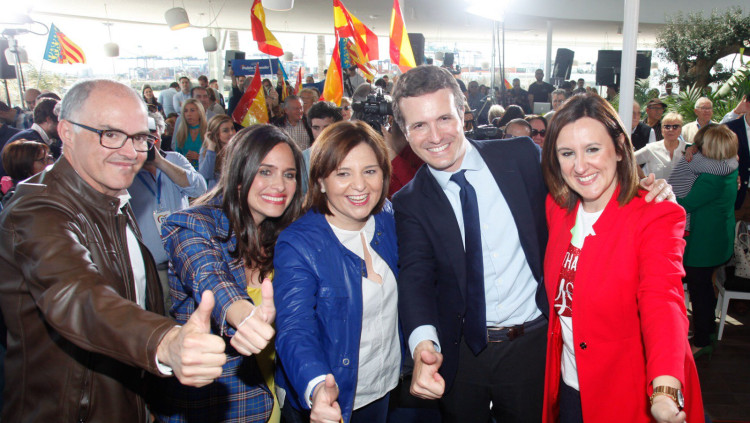 D'esquerra a dreta a l'acte del PP del matí del divendres: el magistrat i candidat al Senat Fernando de Rosa; la cap de cartell per València Belén Hoyo; la presidenciable a la Generalitat Valenciana Isabel Bonig; l'aspirant a la Moncloa Pablo Casado; i l'alcaldable a València María José Català| PPCV