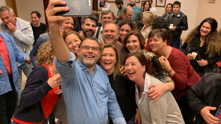Cosme Bonet, Francina Armengol i més membres del PSIB posen davant la càmera. Twitter Catalina Cladera @CatalinaClader1