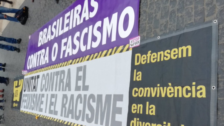 Cartell de la manifestació contra Vox a la plaça Sant Jaume de Barcelona. Twitter @Suu1901