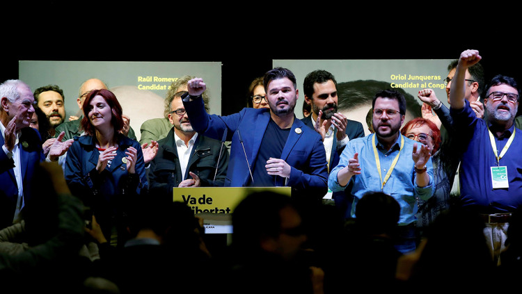 Gabriel Rufián celebra el triomf d'Esquerra Republicana en la nit electoral del 28A. Efe