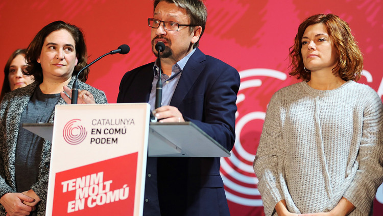 Ada Colau, Xavier Domènech i Elisenda Alamany en un acte de campanya el 2015. Efe / Arxiu