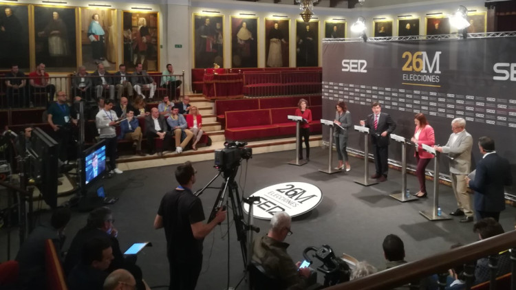 D'esquerra a dreta, María Oliver, Sandra Gómez, Fernando Giner, María José Català i Joan Ribó amb el moderador del debat, Bernardo Guzmán.