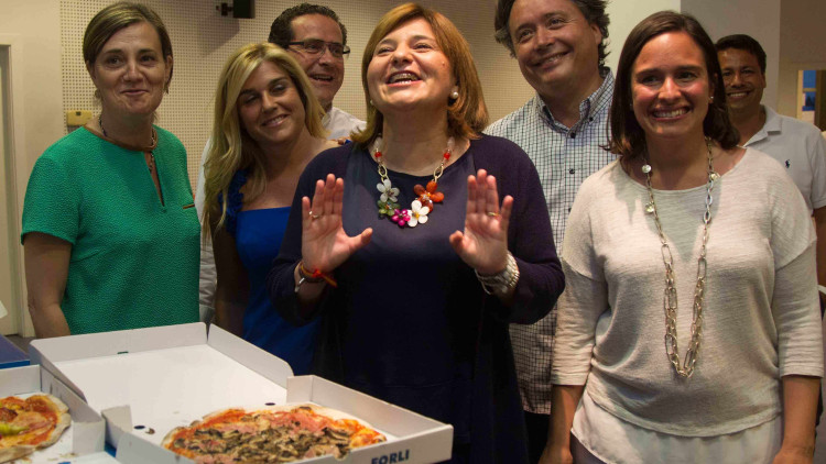La presidenta del PPCV, Isabel Bonig, seguint una de les últimes nits electorals des de la seu del partit acompanyada d'alguns altres dirigents.. EFE