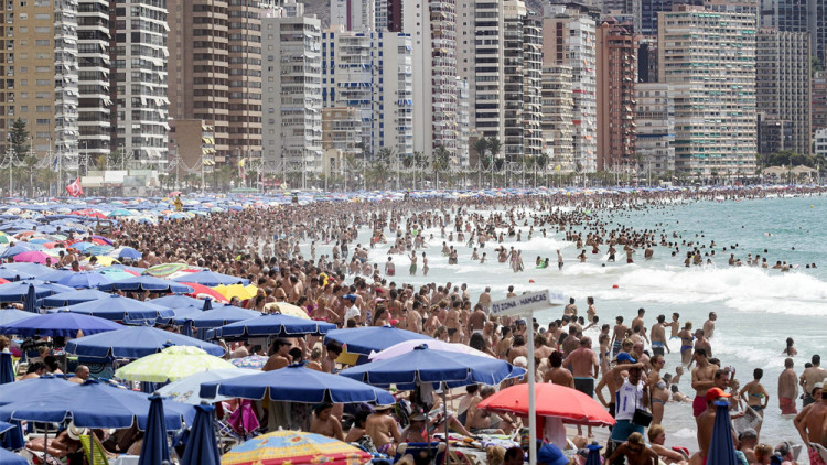 La platja de Benidorm (Marina Baixa) és una de les estampes que il·lustra la marca Espanya, basada en el sol, la platja i la massificació turística.