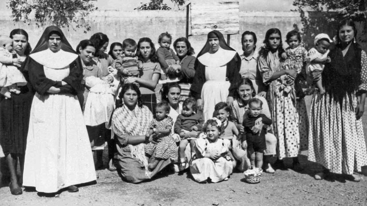 Les preses podien romandre amb els seus fills fins els tres anys. Després eren dipositats en hospicis. Centenars de xiquets i xiquetes van desaparèixer.. www.presodelescorts.org