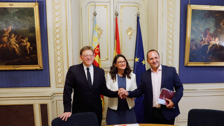 XImo Puig, Mónica Oltra i Rubén Martínez Dalmau, fotografiats a la sala Pinazo de les Corts aquest dimarts, poc abans de començar la seua primera reunió conjunta. / EFE