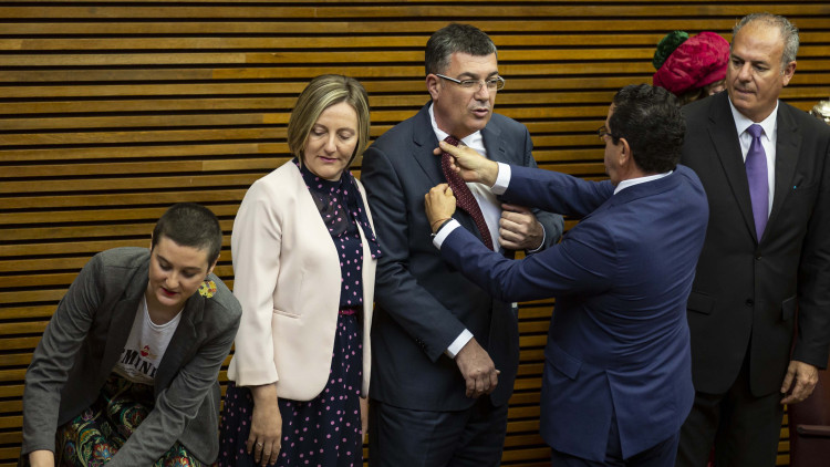 El popular Jorge Bellver, del PP, endreça la corbata del president de les Corts, Enric Morera, durant la primera sessió de la X legislatura.. Miguel Lorenzo