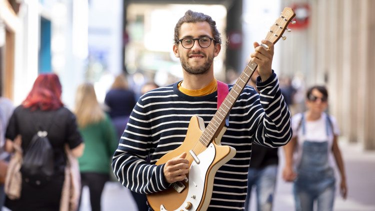 Borja Catanesi, millor músic de carrer del món als Universal Street Games, ha estat multat a València per tocar amb amplificador. Miguel Lorenzo