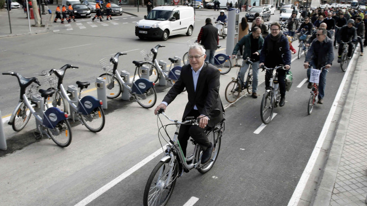 L'alcalde de València, Joan Ribó, seguit de l'edil de Mobilitat Sostenible, Giuseppe Grezzi, i d'un grup de ciclistes durant la inauguració de l'anella ciclista de la ciutat.. EFE