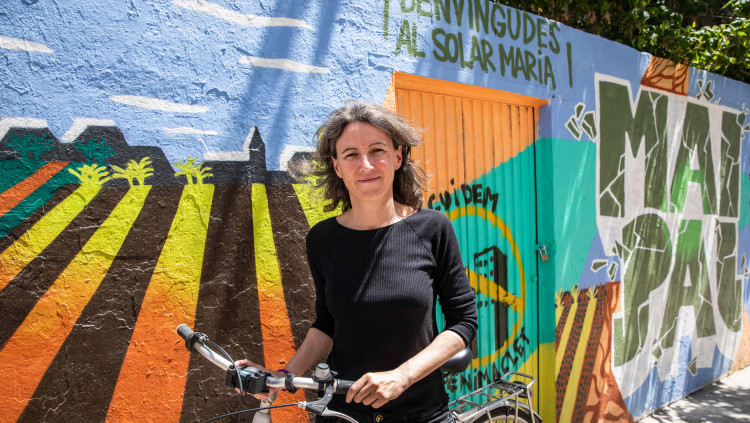 La candidata a l'Ajuntament de València, Maria Oliver, junt amb un mural contra el PAI del Benimaclet| Eva Mañez