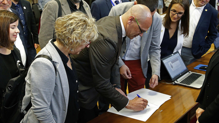 Raül Romeva signa l'acta de senador