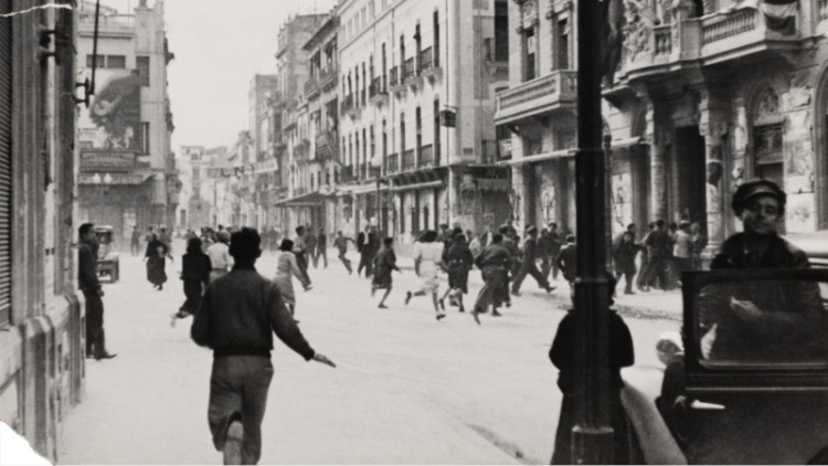 Habitants de Castelló corren cap al refugir antiaeri de la Porta del Sol (any 1937). Col·lecció de la Guerra Civil Espanyola de la Biblioteca Nacional