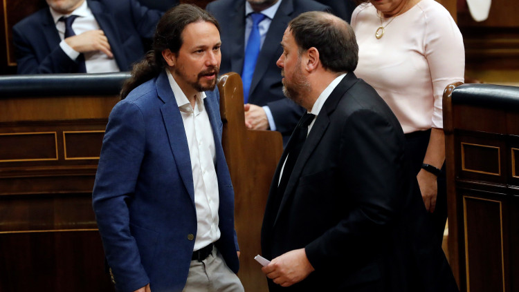 Pablo Iglesias i Oriol Junqueras conversen al Congrés. Efe