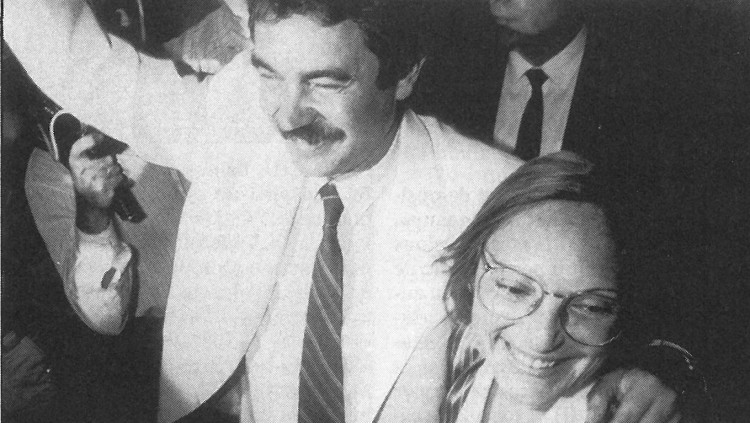 Pasqual Margall celebra la victòria amb Diana Garrigosa, la seua dona (1987). Arxiu El Temps