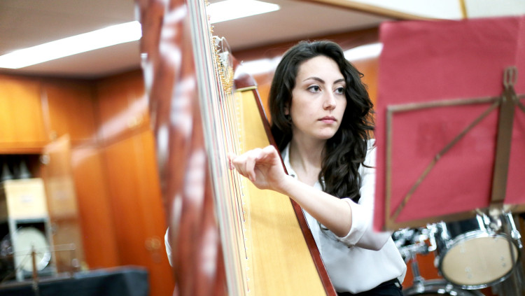 Una jove arpista de la Banda Primitiva de Llíria.. Tania Castro