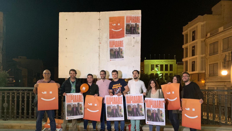 Els integrants de Compromís Oriola durant la pegada de cartells electorals| Compromís Oriola