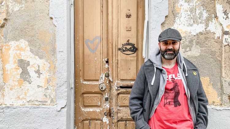 Marc Pastor, a la porta de la casa del barri de Sant Andreu on comença la història d''Els àngels em miren'. Esteve Plantada