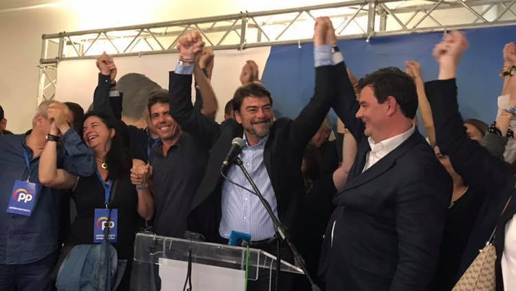 Luis Barcala celebra la victòria del PP a Alacant.. Luis Barcala