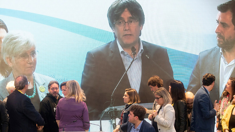 Carles Puigdemont compareix amb Toni Comín i Clara Ponsatí durant la nit electoral. Efe