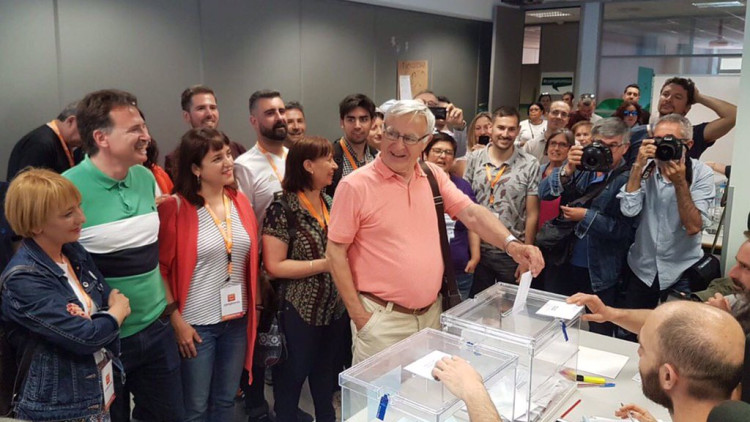 Joan Ribó, alcalde de València, vota en els comicis locals d'aquest diumenge| Compromís València