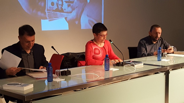Joaquim Bosch, magistrat; Laura Ballester, periodista de Levante-EMV, i el redactor d'investigació Francesc Arabí, autor del llibre sobre Eduardo Zaplana que s'ha presentat aquest dimecres al Muvim| Hisenda