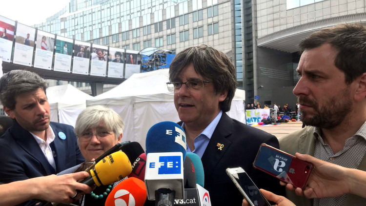 Carles Puigdemont i Toni Comín atenen la premsa a les portes del Parlament Europeu. Efe