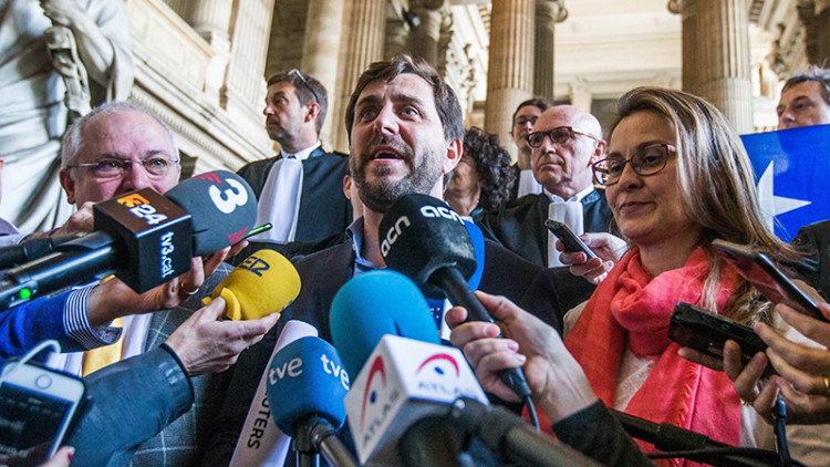 Els exiliats Toni Comín, Lluís Puig i Meritxell Serret atenen a la premsa després de saber que la justícia belga denegava l'euroordre emesa des del Tribunal Suprem. Efe