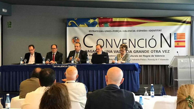 Manuel Latorre, el segon per l'esquerra, junt amb Juan Garcia Sentandreu, al mig, en un acte d'intent de refundació del vell partit ultradretà| EL TEMPS
