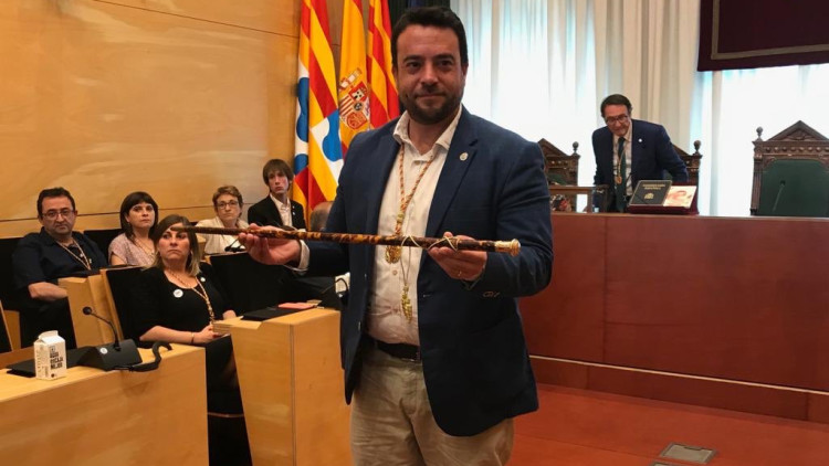 Àlex Pastor sosté la vara de comandament de l'alcaldia de Badalona. Ajuntament de Badalona