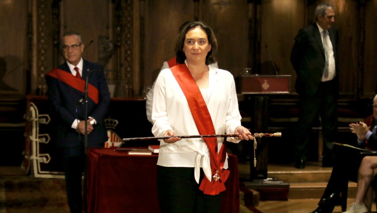 Ada Colau amb la vara de comandament municipal. Ajuntament de Barcelona