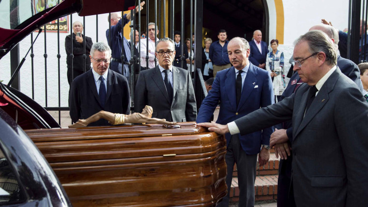 Felipe Luis Utrera-Molina al funeral del seu pare, qui va ocupar altes responsabilitats en el règim feixista, junt amb l’exalcalde madrileny, exministre del PP i cunyat seu, Alberto Ruiz-Gallardón. 