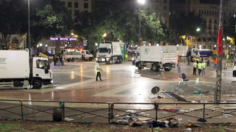 Desallotjament del 15M de Plaça Catalunya el 27 de maig de 2011. EFE