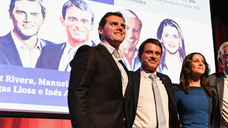 Manuel Valls posa es fotografia amb Albert Rivera i Inés Arrimadas en un acte de campanya electoral. Efe