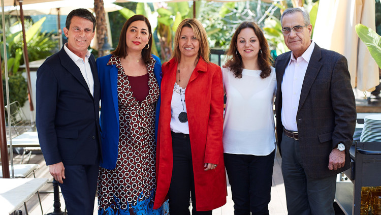Entorn VALLS. Eva Parera, al centre de la imatge, promou un partit d’abast català. Propera a l’exprimer ministre francès, és l’única regidora que segueix al seu costat a l’Ajuntament de Barcelona.. Efe