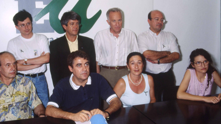 Presentació del corrent Esquerra i País, en 1997. Miquel Real és el primer de l'esquerra de la fila superior, Pasqual Mollà, el segon de la fila de baix, i Mónica Oltra, la quarta.