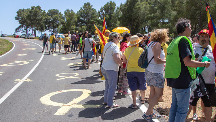 Veïns de les Terres de l'Ebre esperen Carme Forcadell en la seva arribada a Mas d'Enric. Marc Ortín