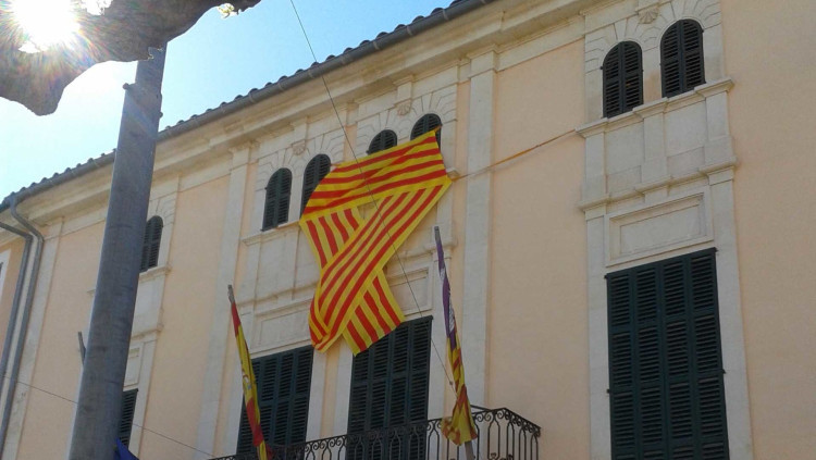 Façana de l'Ajuntament de Campanet, a Mallorca, un dels pobles on hi ha una gran disputa entre PSIB i Més per Mallorca