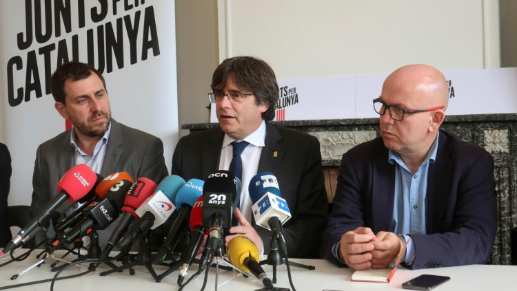 Toni Comín, Carles Puigdemont i Gonzalo Boye en roda de premsa. Efe