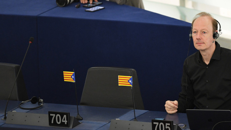 Banderes independentistes en els escons amb absències al Parlament Europeu. Efe