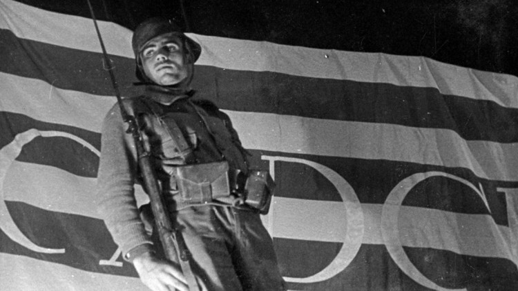 oldat republicà posant durant l’homenatge a Jaume Compte celebrat al CADCI durant la commemoració del Fets d’Octubre de 1937.. Fons Generalitat Segona República.