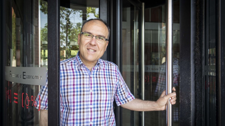 Asensi Descalç, professor d'Economia Aplicada de la Universitat de València. Eva Máñez