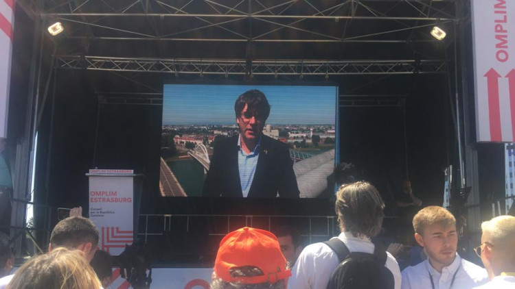 Carles Puigdemont compareix a distància davant els manifestants d'Estrasburg. Regina Laguna
