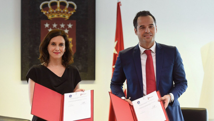 Isabel Díaz Ayuso i Ignacio Aguado mostren, en nom de PP i Ciutadans, el document acordat pels dos partits amb la finalitat de governar en coalició la Comunitat de Madrid.. EFE