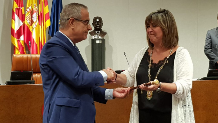 Celestino Corbacho, president de la Mesa d'Edat, entrega la vara de comandament a Núria Marín, nova presidenta de la Diputació de Barcelona. Diputació de Barcelona