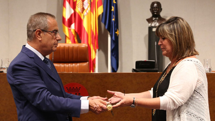 Núria Marín rep la vara de comandament de la Diputació de Barcelona. Judit Contreras