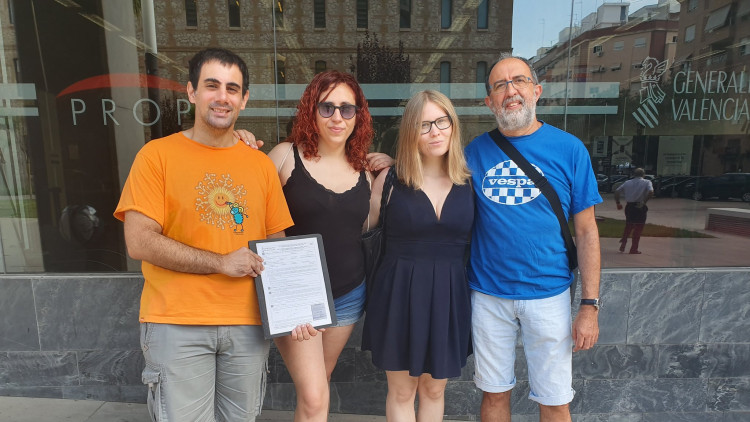Els fundadors de l'associació celebrant el naixement notorial de Jugar en valencià| Plataforma per la llengua